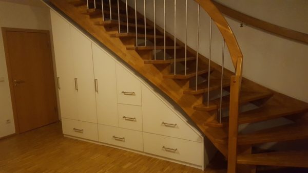 Einbaumöbel unter offener Treppe