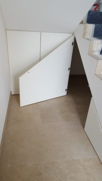 Stauraum unter Treppe (geöffnet)