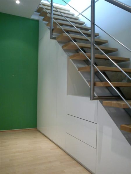 Hochglanz Treppenunterschrank